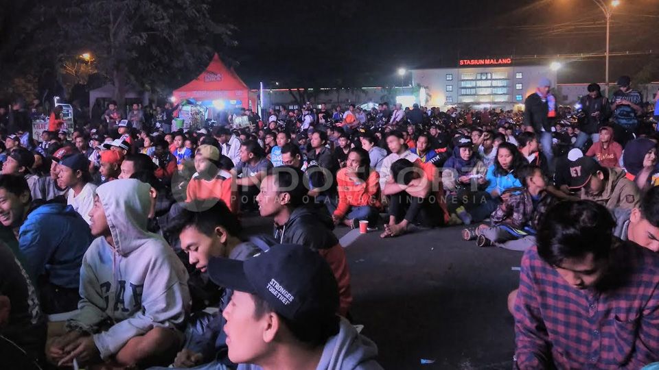 Ratusan Aremania menghadiri acara nonton bareng laga antara Arema Cronus melawan Semen Padang. Copyright: &copy; Ian Setiawan/Indosport